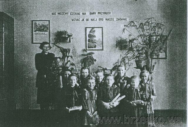 Członkowie kółka biologicznego z op. ob. Wałęgą Aleksandrą - w pracowni biologicznej