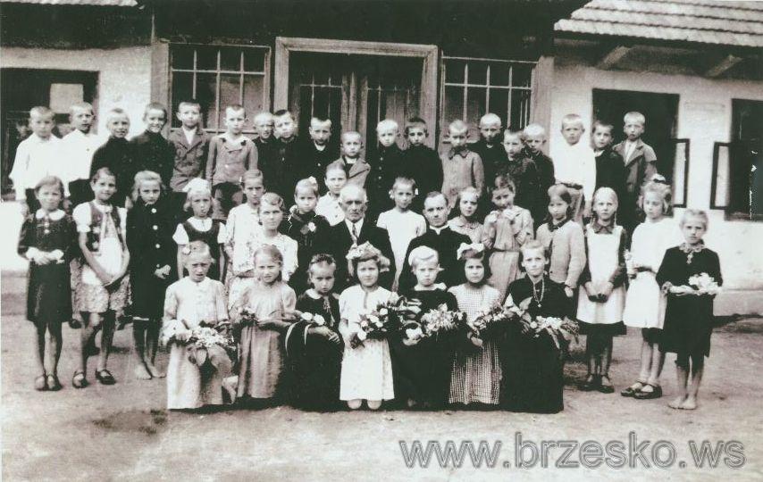 Zdjęcie zrobione w 1943 roku. W środku - Kierownik Szkoły Kazimierz Palusiński, a z jego prawej strony - p. Helena Kiedrowska. Dzieci z jednej klasy - rocznik 1934, dzieci z Mokrzysk i dzieci przybyłe z Kresów